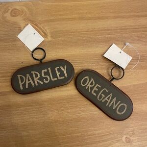 NWT Set Of 2 Small Parsley And Oregano Signs With Wire Hook For Hanging 3in